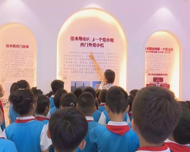 逃离黑白系房屋